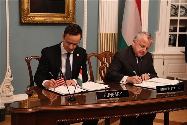Szijjártó Péter magyar-amerikai katonai-védelmi megállapodást írt alá Washingtonban