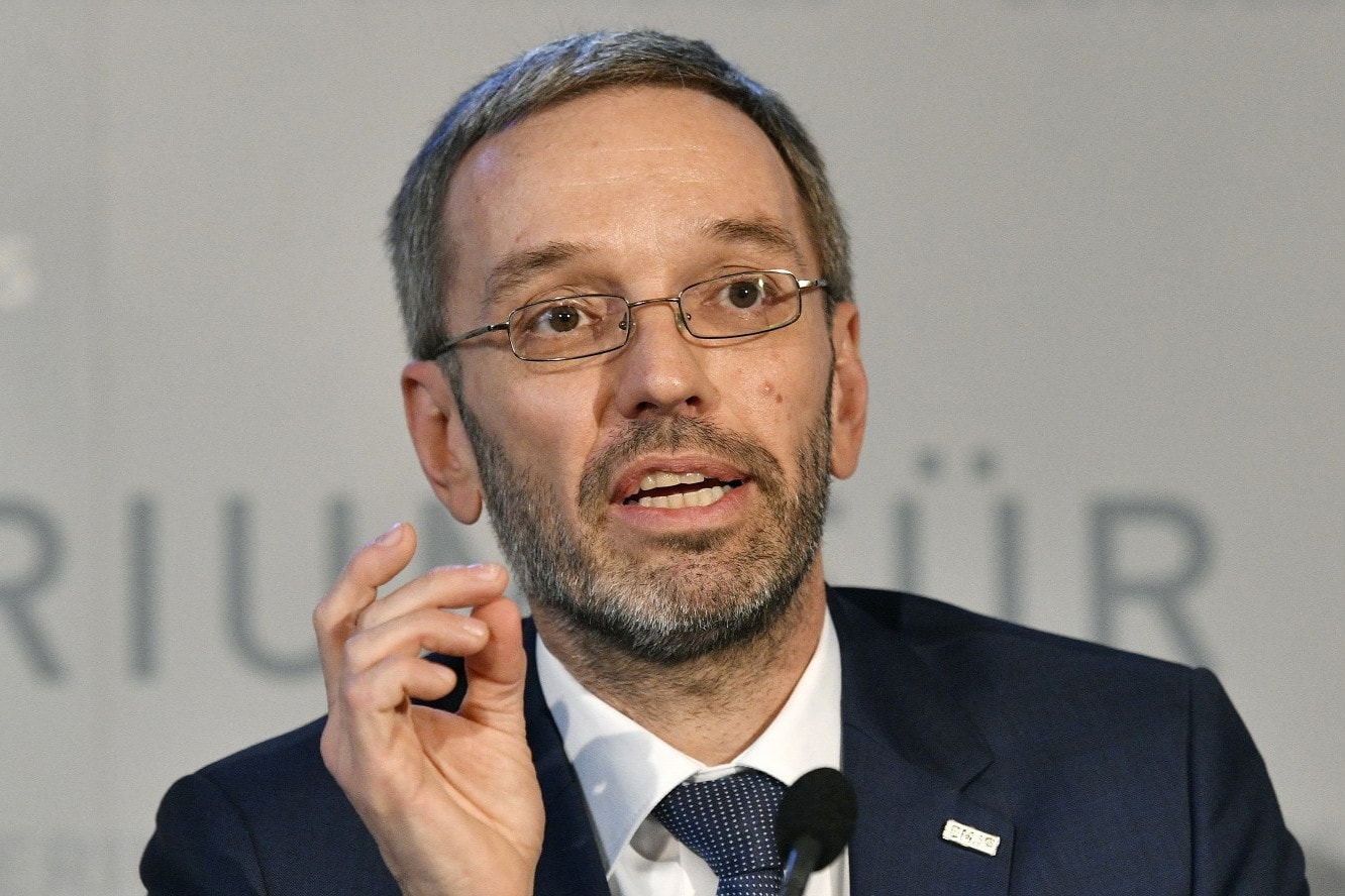 Az osztrák belügyminiszter sikeresnek nevezte hazája menekültpolitikáját