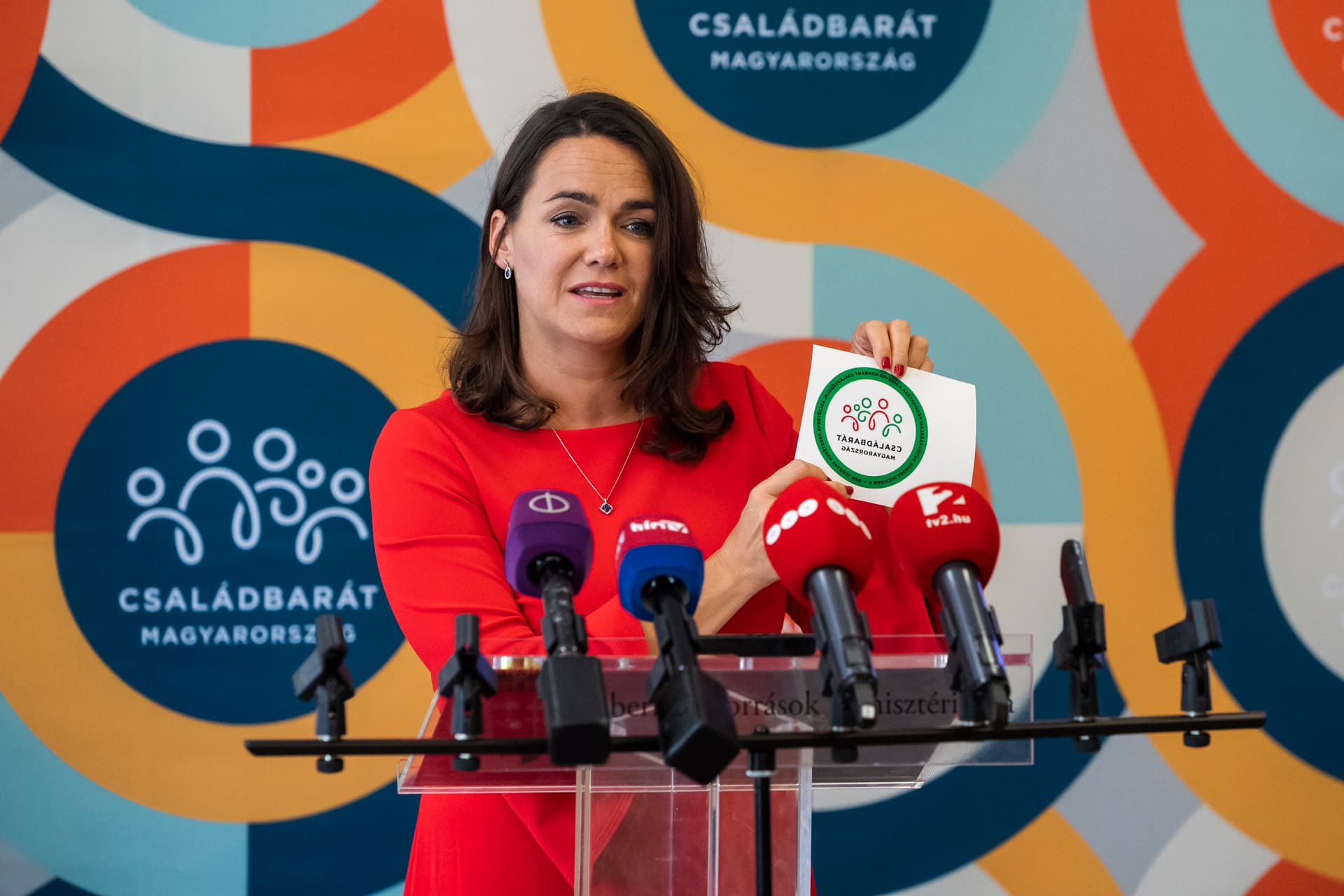 Novák Katalin: Családbarát matricákkal látják el a támogatott autókat