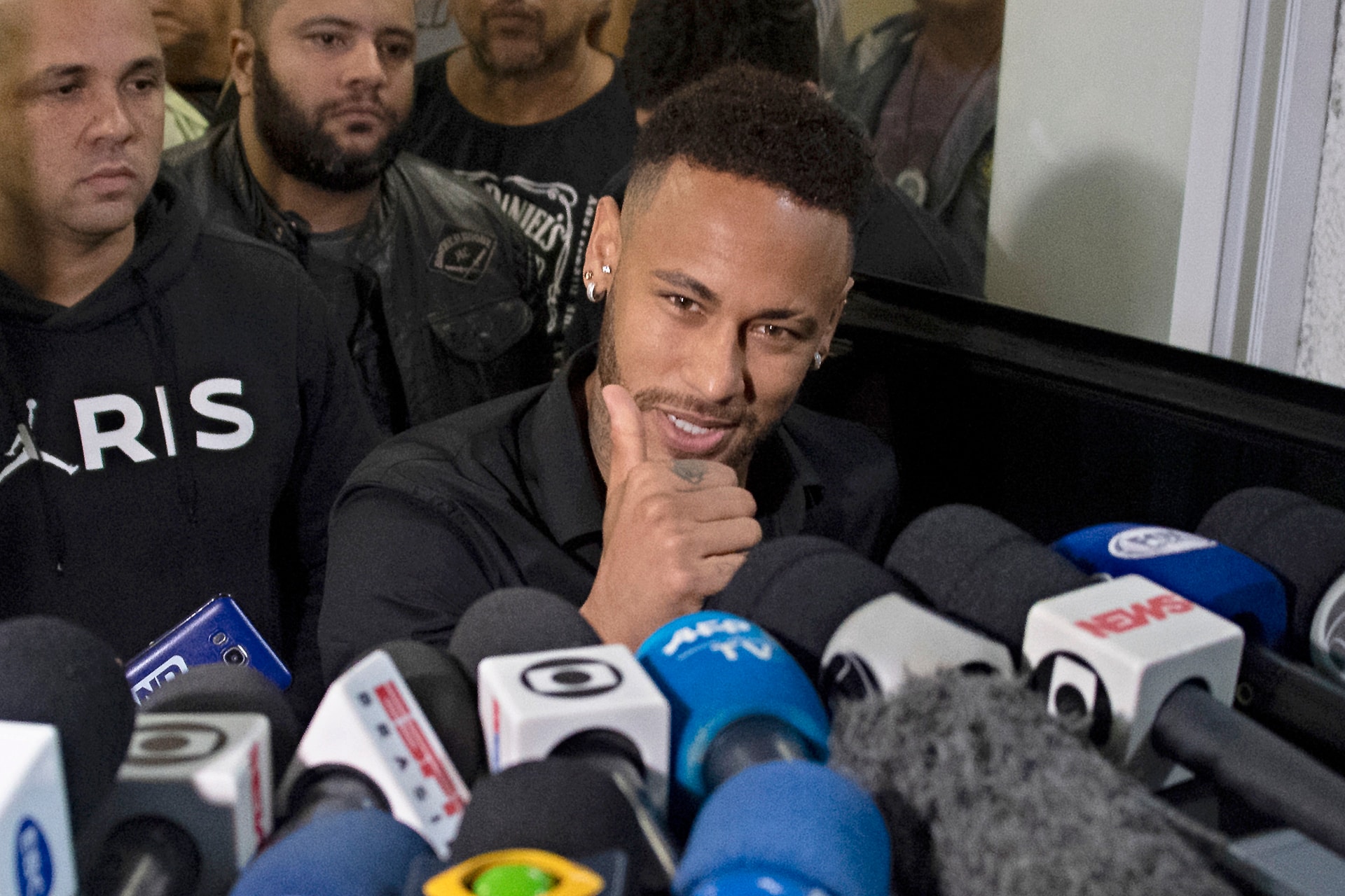 Neymar megúszta