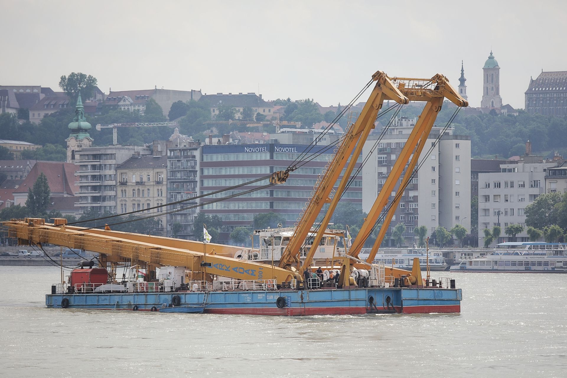 Megérkezett a Clark Ádám úszódaru a Margit hídhoz