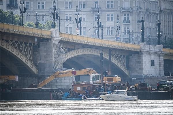 A rendőrség 15 hajóval kutatja a hajóbalesetben eltűnteket