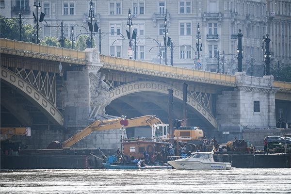 A rendőrség 15 hajóval kutatja a hajóbalesetben eltűnteket