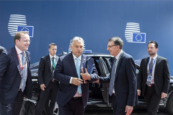 Tusk a szociáldemokrata Timmermanst javasolta az Európai Bizottság elnökének
