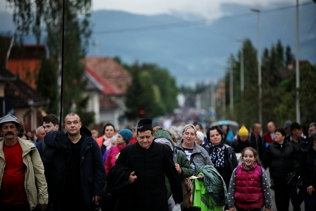 Szakadó esőben várták a csíksomlyói hegynyeregben Ferenc pápa érkezését