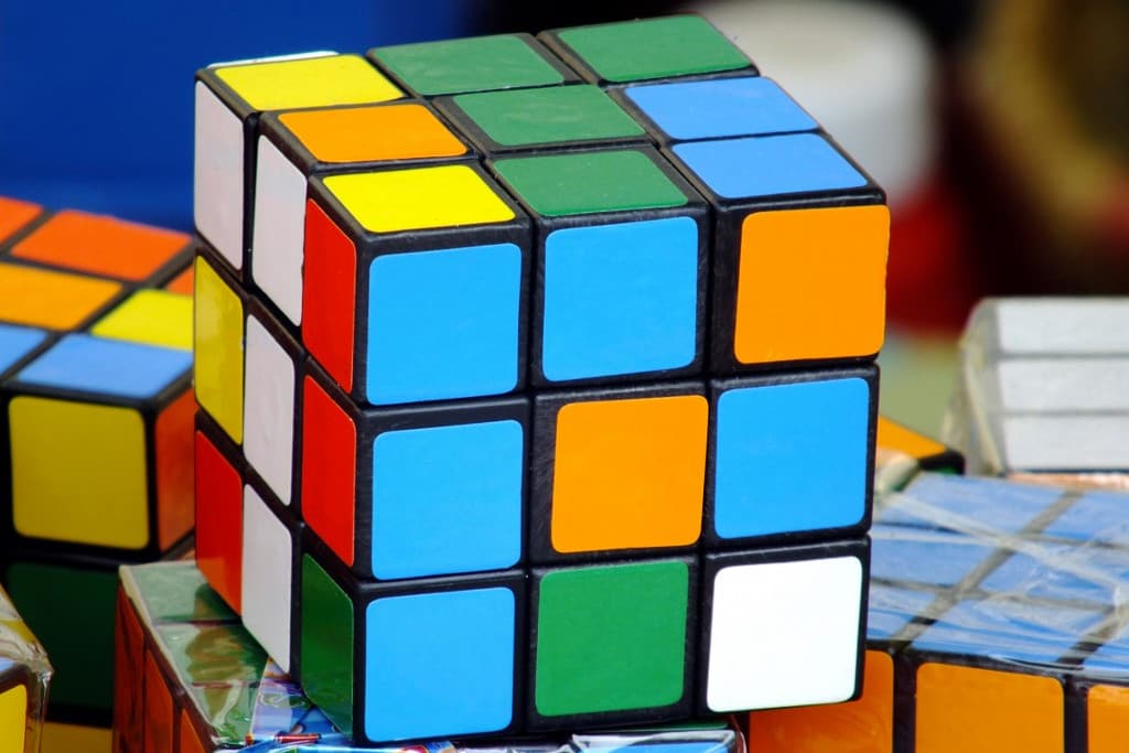 Alig több mint egy másodperc alatt forgatja ki a Rubik-kockát egy robot