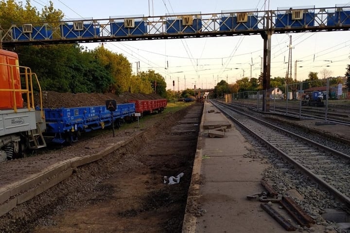 Egy világháborús bomba miatt csütörtökön lezárják a Rákospalota-Újpest vasútállomást