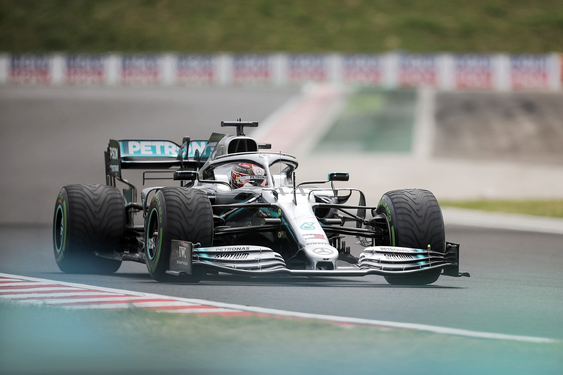 Hamilton volt a leggyorsabb a Magyar Nagydíj első szabadedzésen