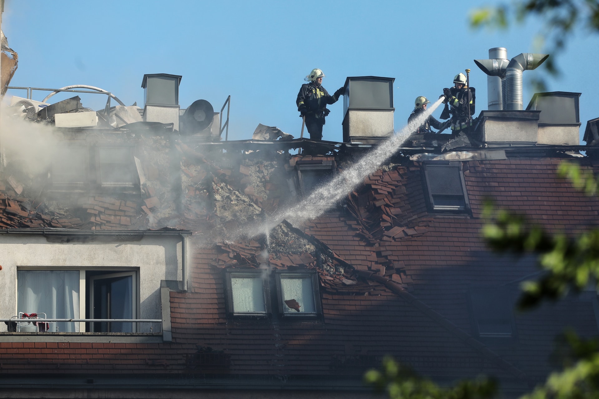 Tűz ütött ki egy hétemeletes lakóépület tetején Budapesten