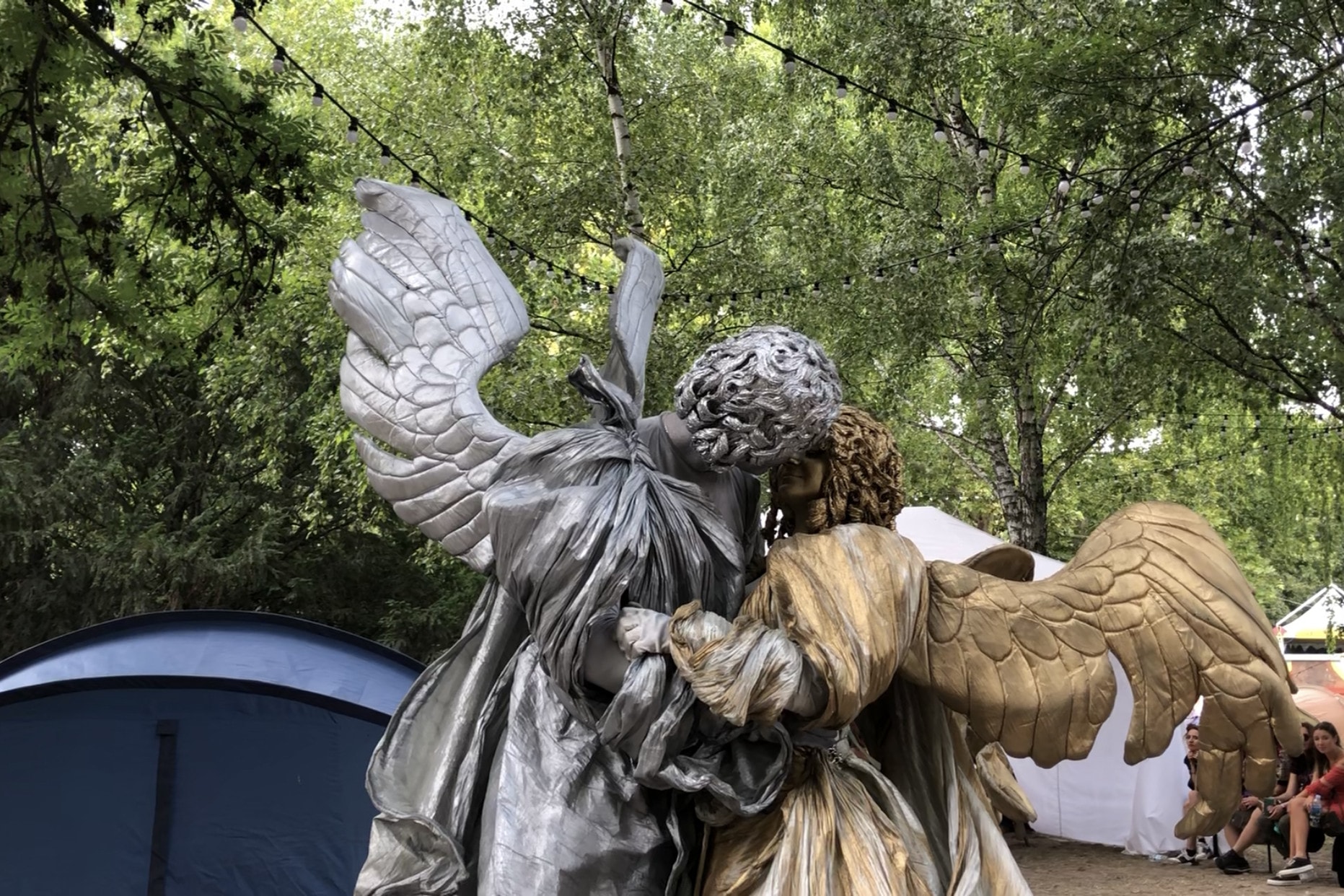 Nem ijedtek meg a szigetlakók az esti esőtől, indul az utolsó nagy buli
