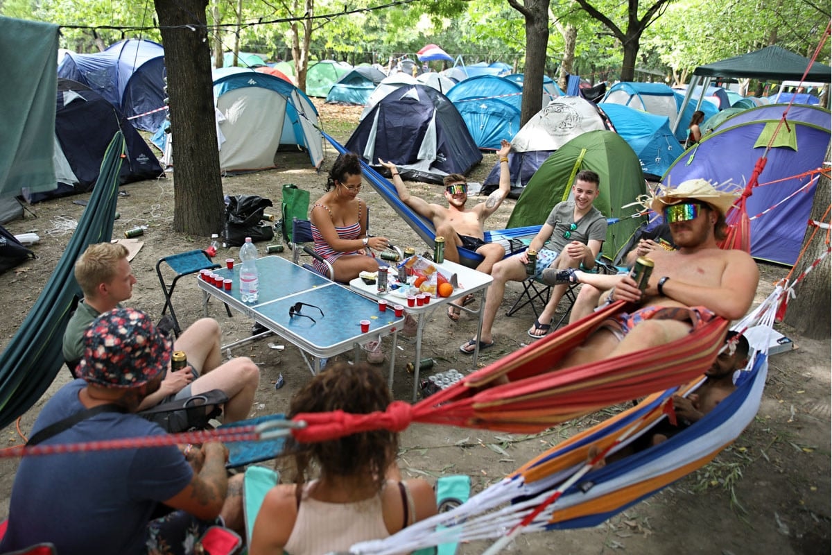Rászorulók kapják a Sziget fesztiválozói által hátrahagyott 600 sátrát