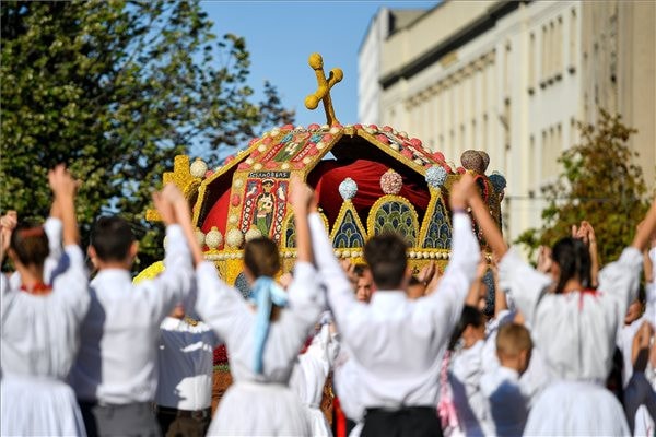 Színes virágkocsik, fergeteges hangulat a debreceni virágkarneválon