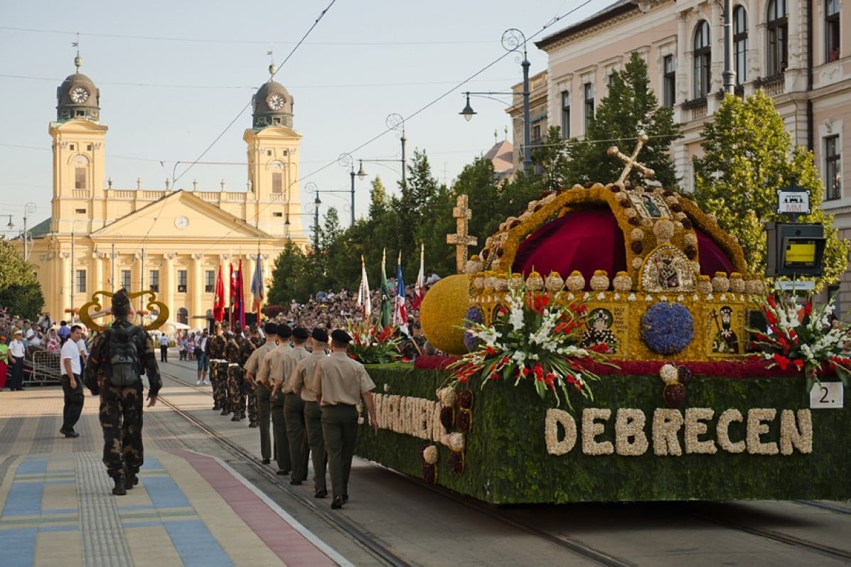 Virágokkal feldíszített biciklisek kerekezésével kezdődött meg a virágkarnevál