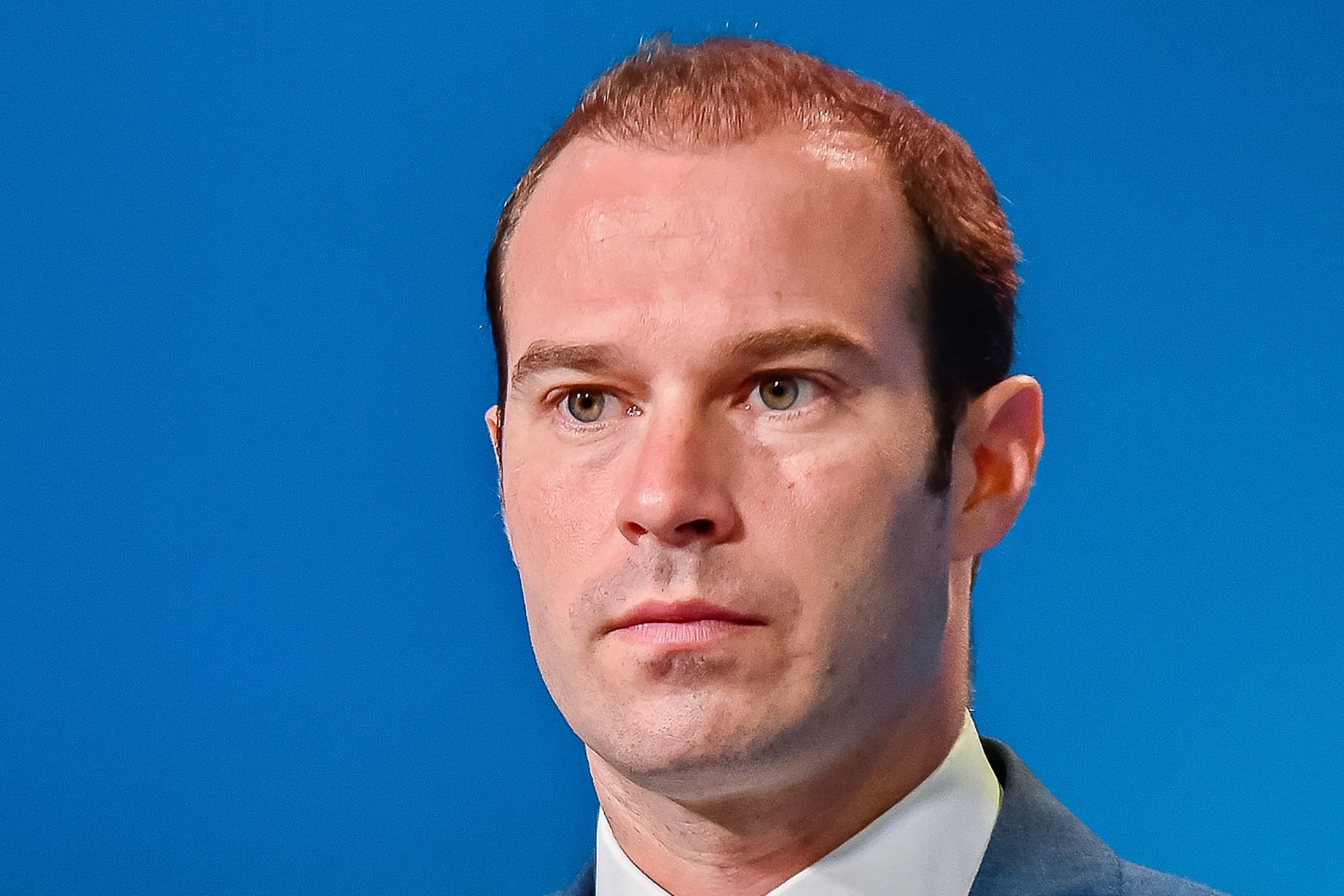 Hollik: Nem betelepíteni, hanem kiszállítani kell a migránsokat