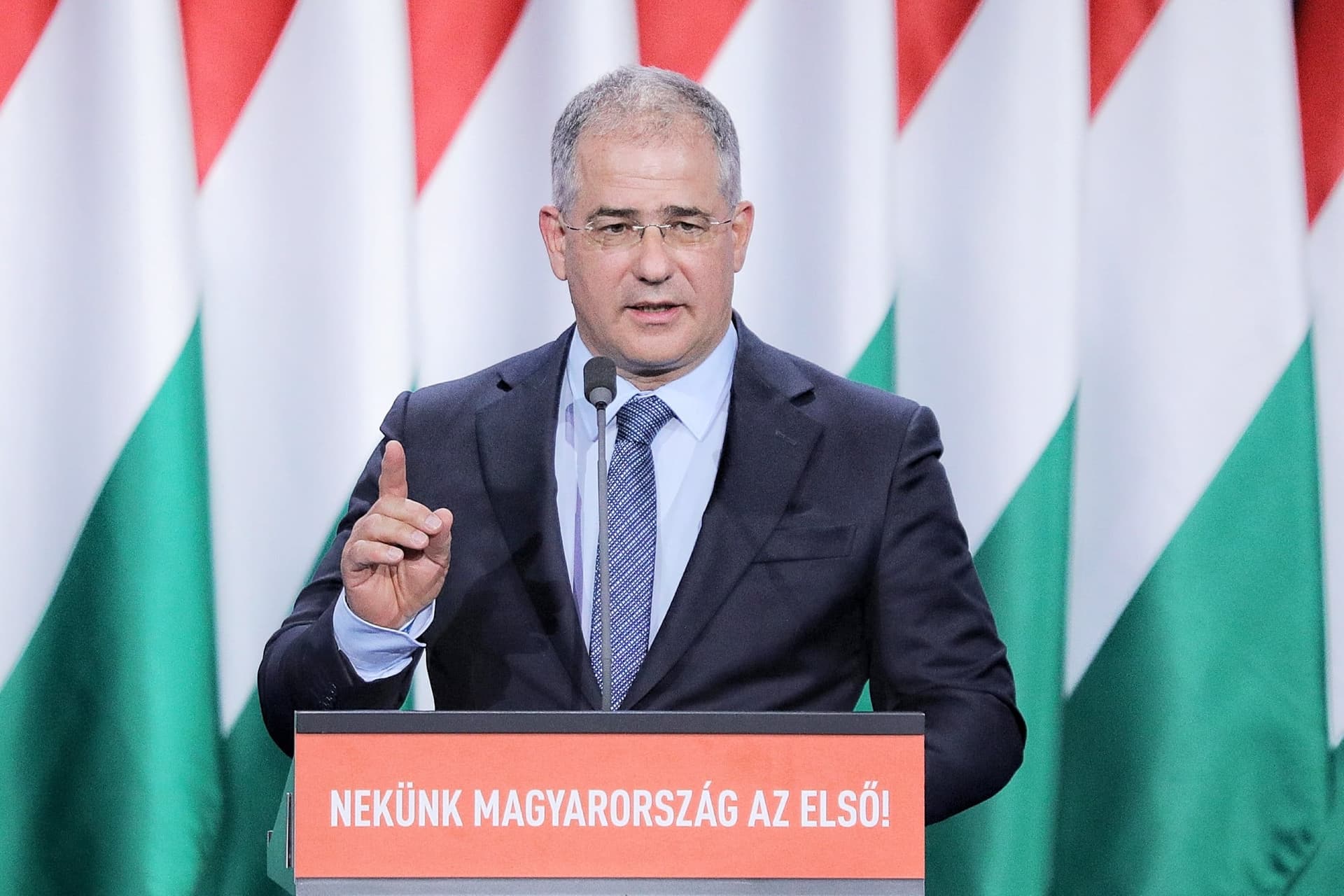 Kósa Lajos: Az ellenzék célja a háború, a kormánypártok fejlődést akarnak