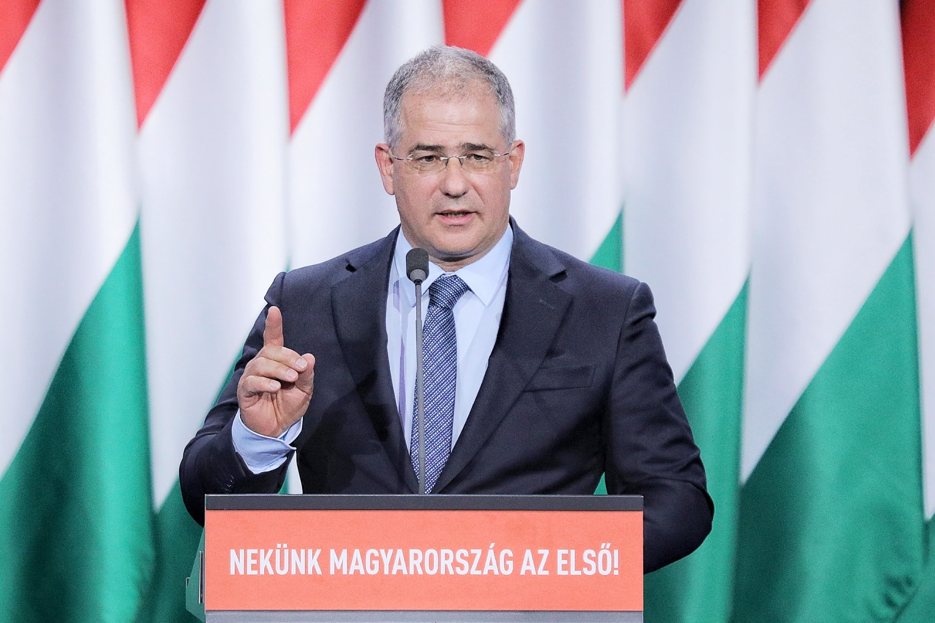 Kósa Lajos: Az ellenzék célja a háború, a kormánypártok fejlődést akarnak