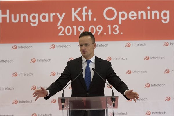 Szijjártó Péter elárulta a magyar gazdaság jövendő sikereinek kulcsát