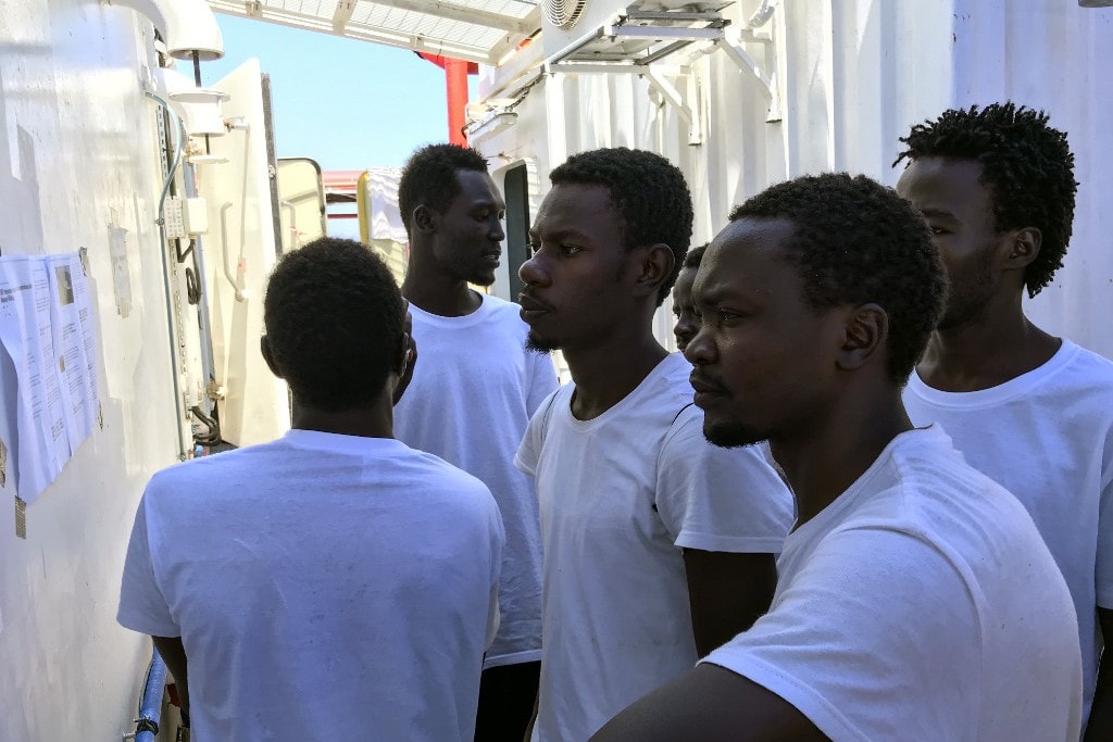 Ismét illegális bevándorlókat vett fedélzetére az Ocean Viking