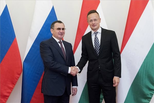 Szijjártó Péter az orosz felsőház első elnökhelyettesével egyeztetett