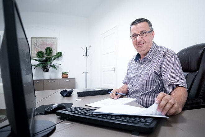Homoszexuális zaklatási botrányba keveredett Karácsony jegyzője