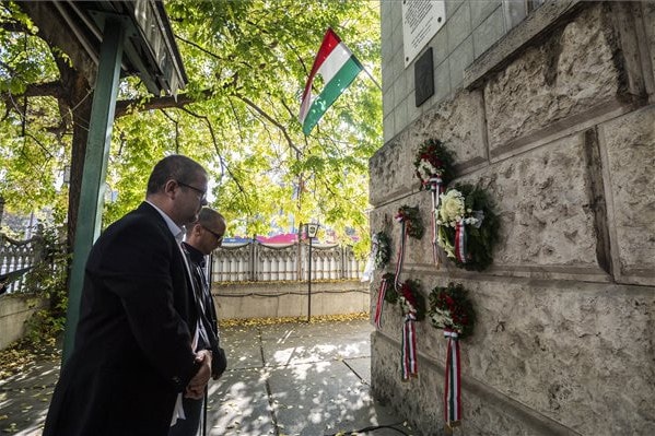 A forradalomra emlékeztek az Írószövetség székházánál