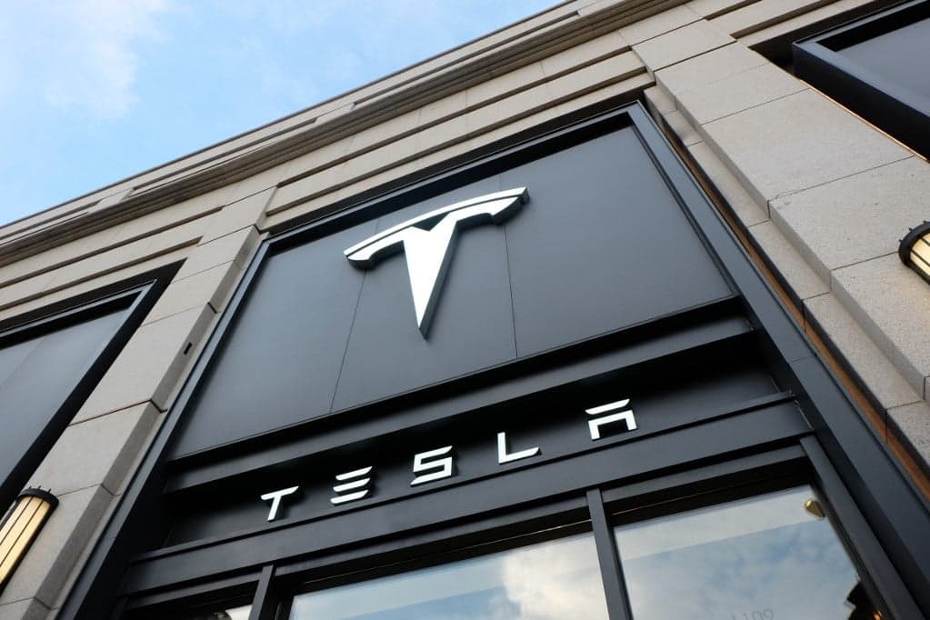Tesla-gyár: Rátámadt és megsebesítette a mérnököt egy robot