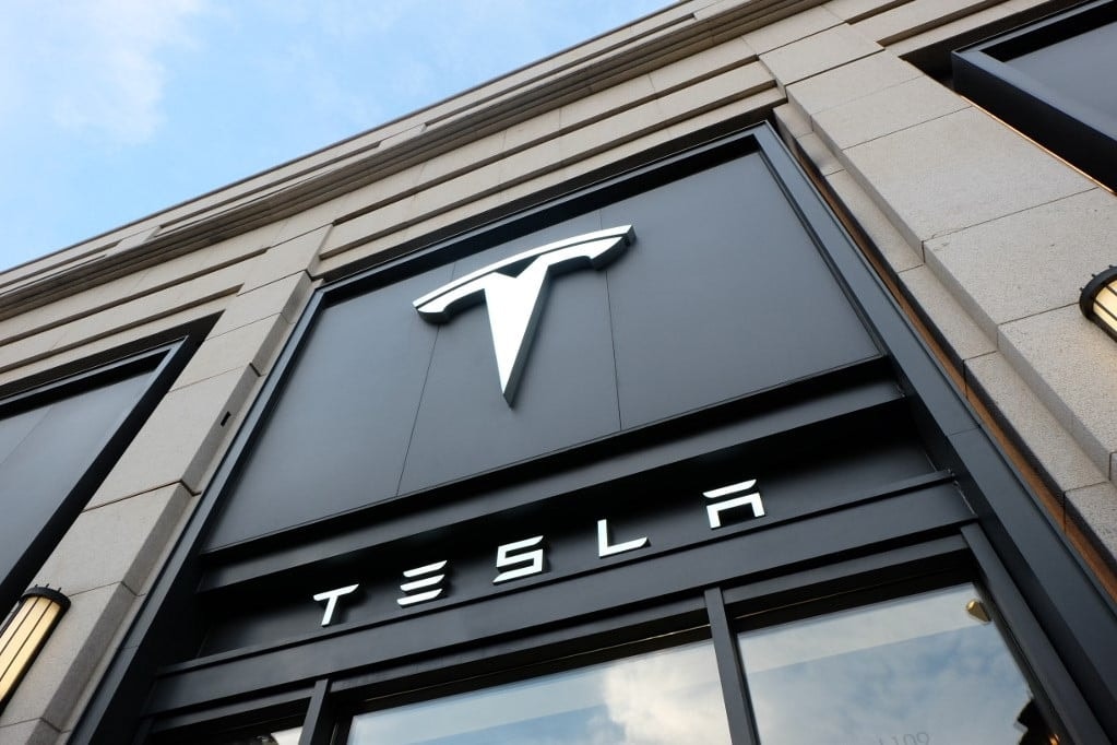 Tesla-gyár: Rátámadt és megsebesítette a mérnököt egy robot