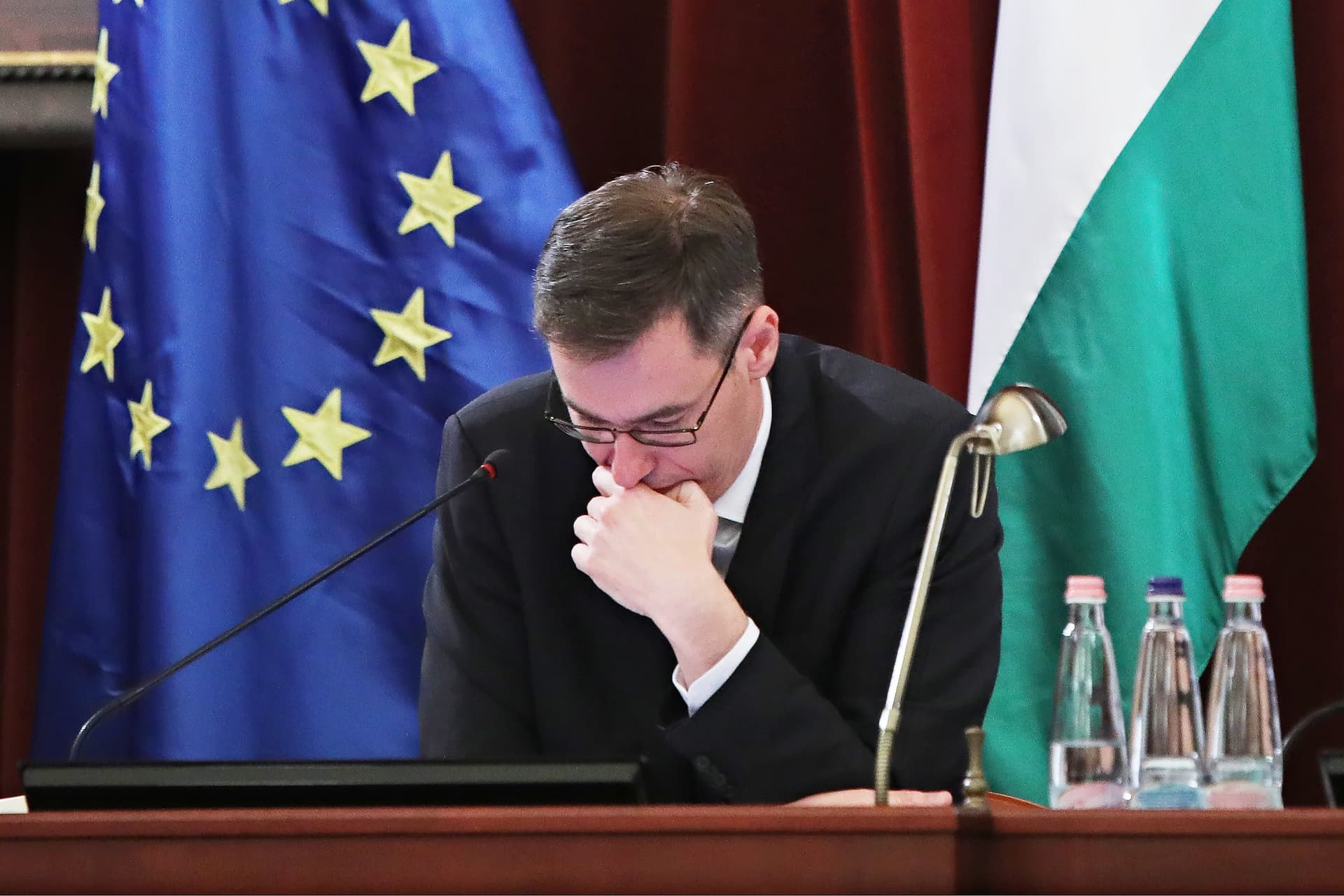 Sunyiban otthonról kocsival, látványosan a Városházáról busszal