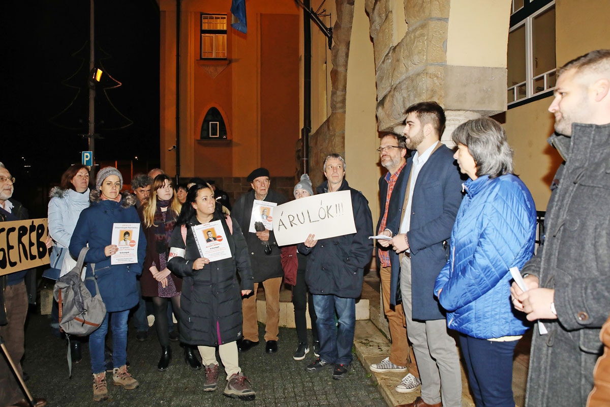 Civil álarcban a balos tüntetésen