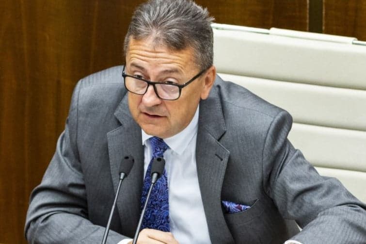 Lemondott posztjáról a szlovák parlament egyik alelnöke