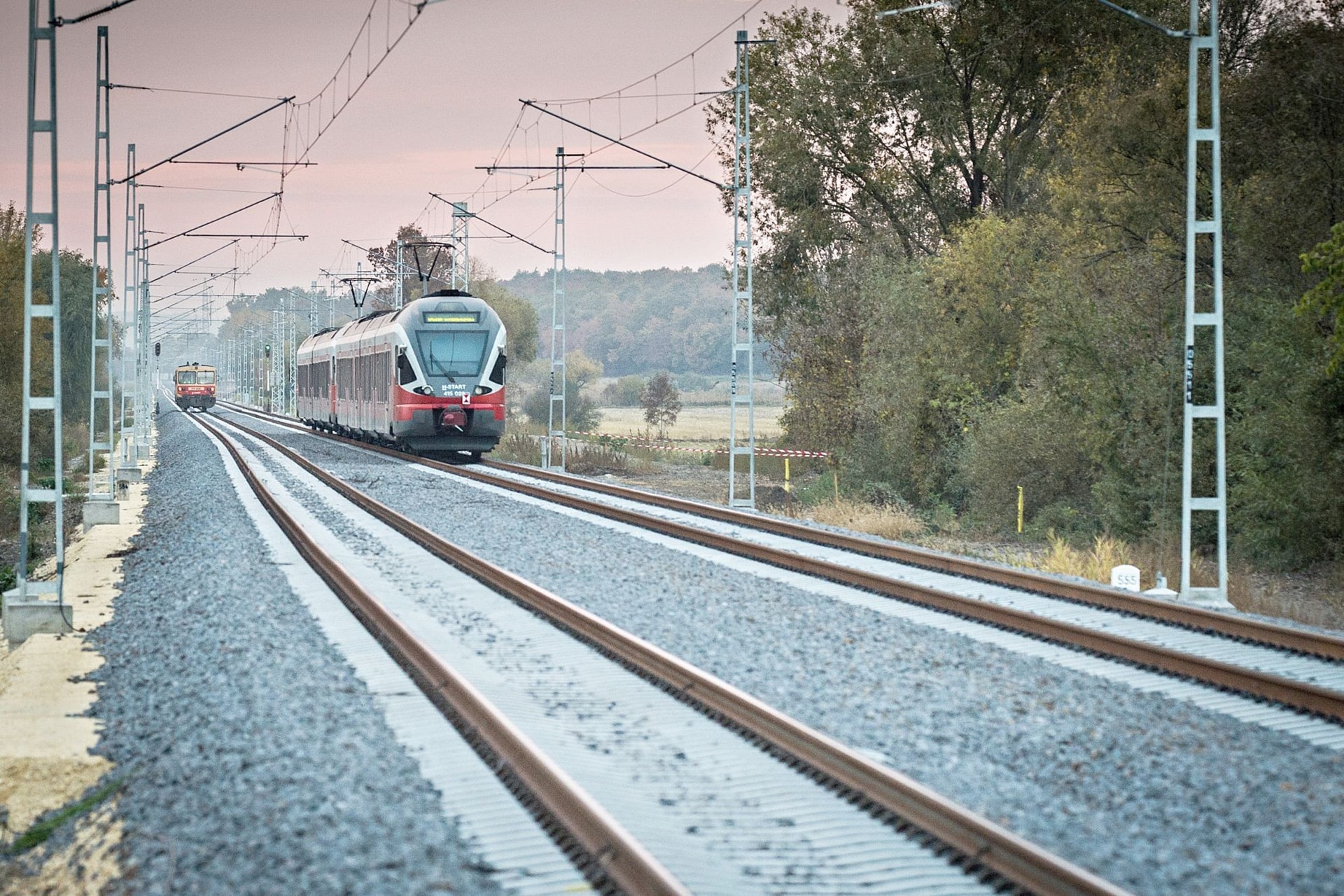 Korszerűsödő elővárosi vonalak