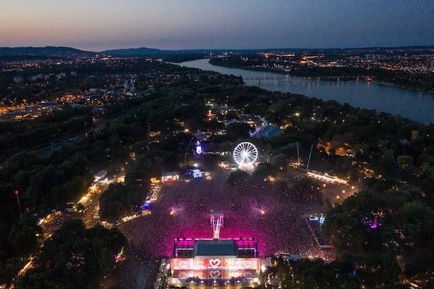 Imádják az angolok a Szigetet