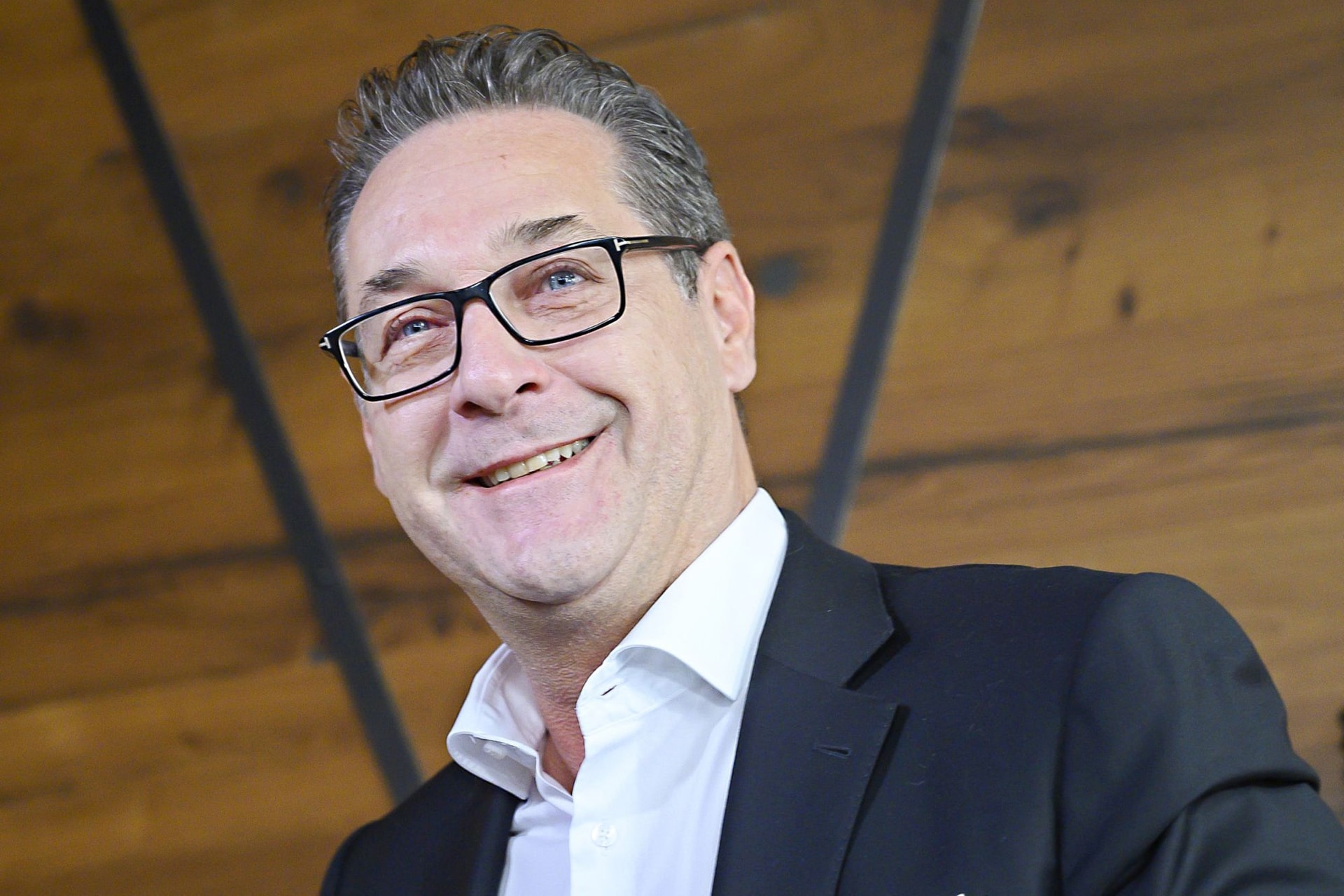 Strache ismét politikai szerepet vállal