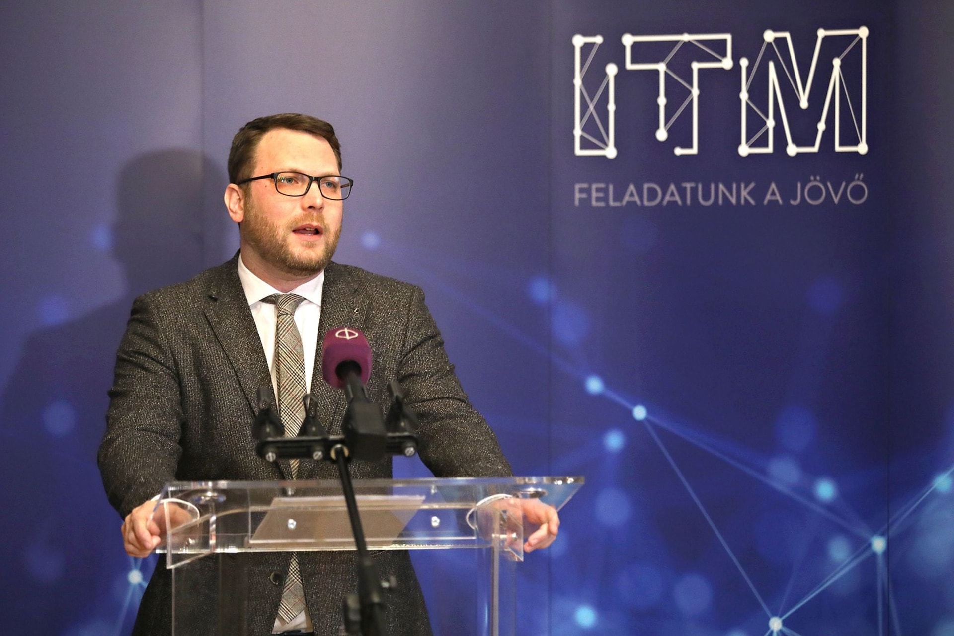 Az esztergomi kerékpárút után már közutak burkolati jelei is világíthatnak