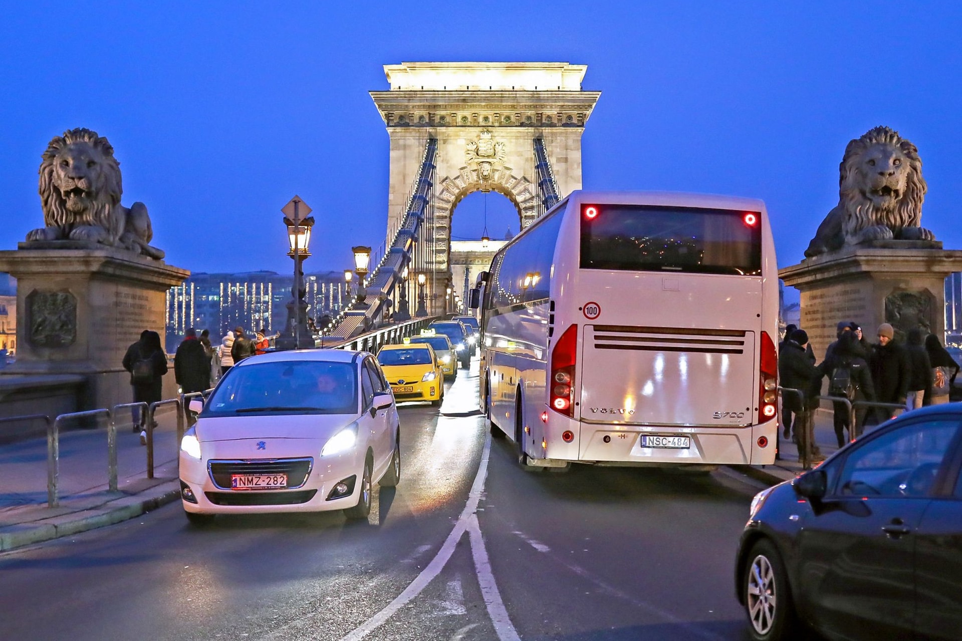 Kitiltják a Lánchídról a turistabuszokat és a teherautókat, a BKK-járatokat nem korlátozzák