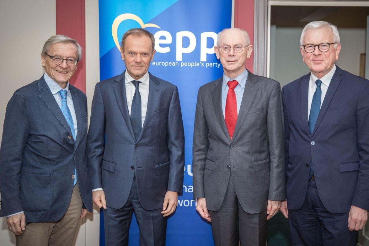 Elhalaszthatja az Európai Néppárt a Fidesz tagságáról szóló döntést