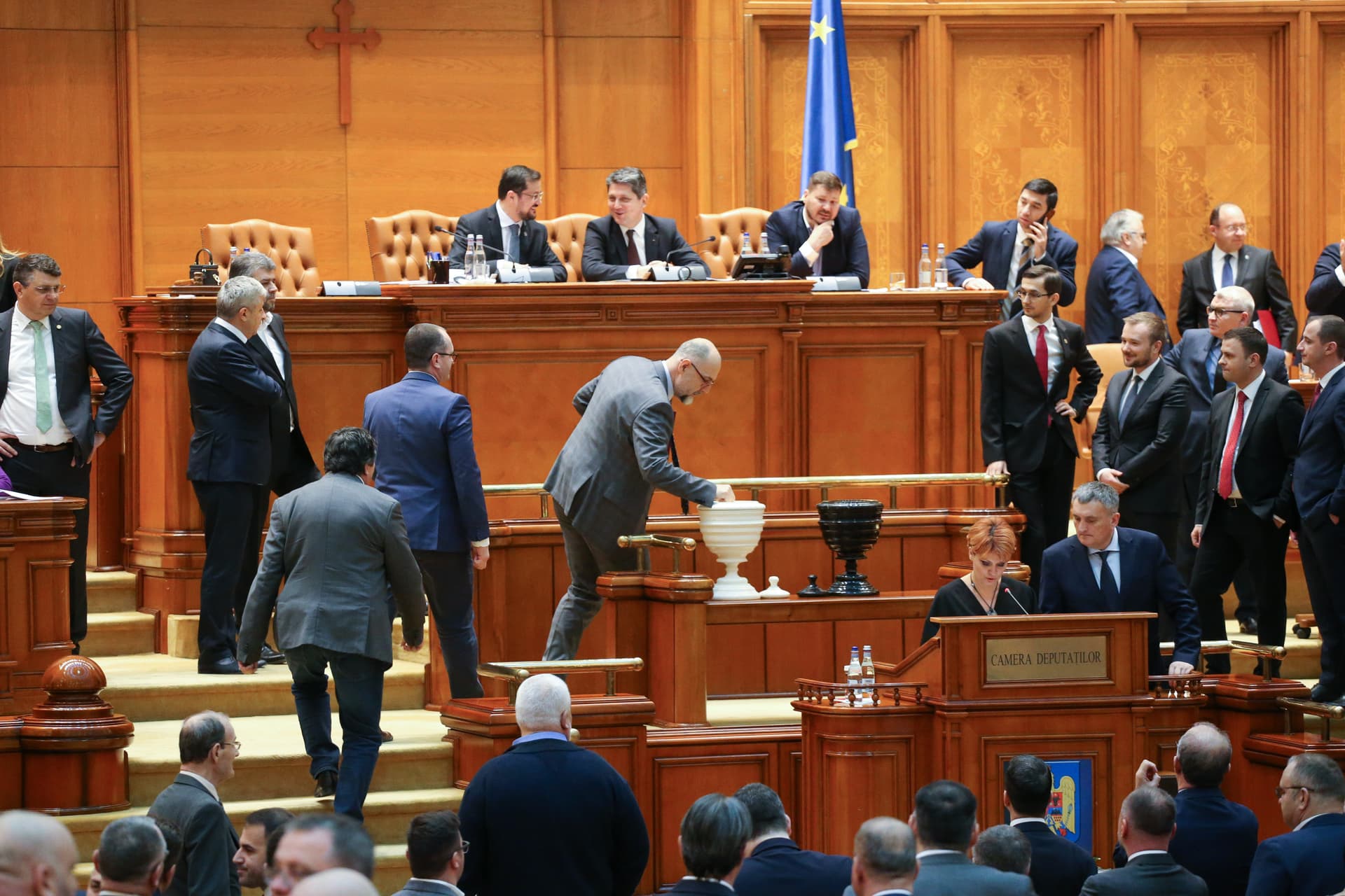 Megbukott a román kormány