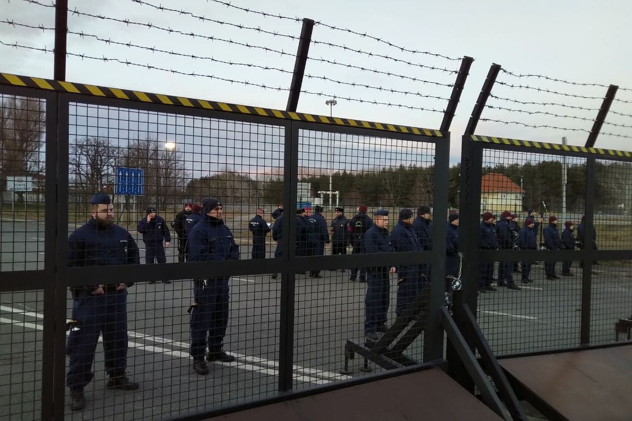 Migránscsoport miatt szünetelt a belépő teherforgalom Tompánál