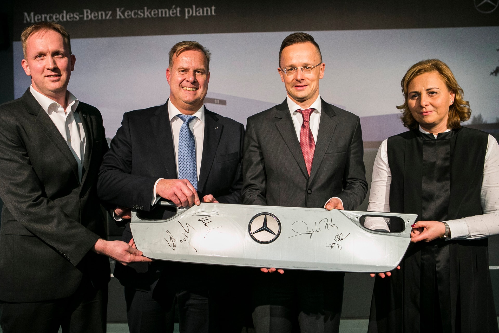 Szijjártó: 50 milliárd forintos beruházást valósít meg a Mercedes-Benz