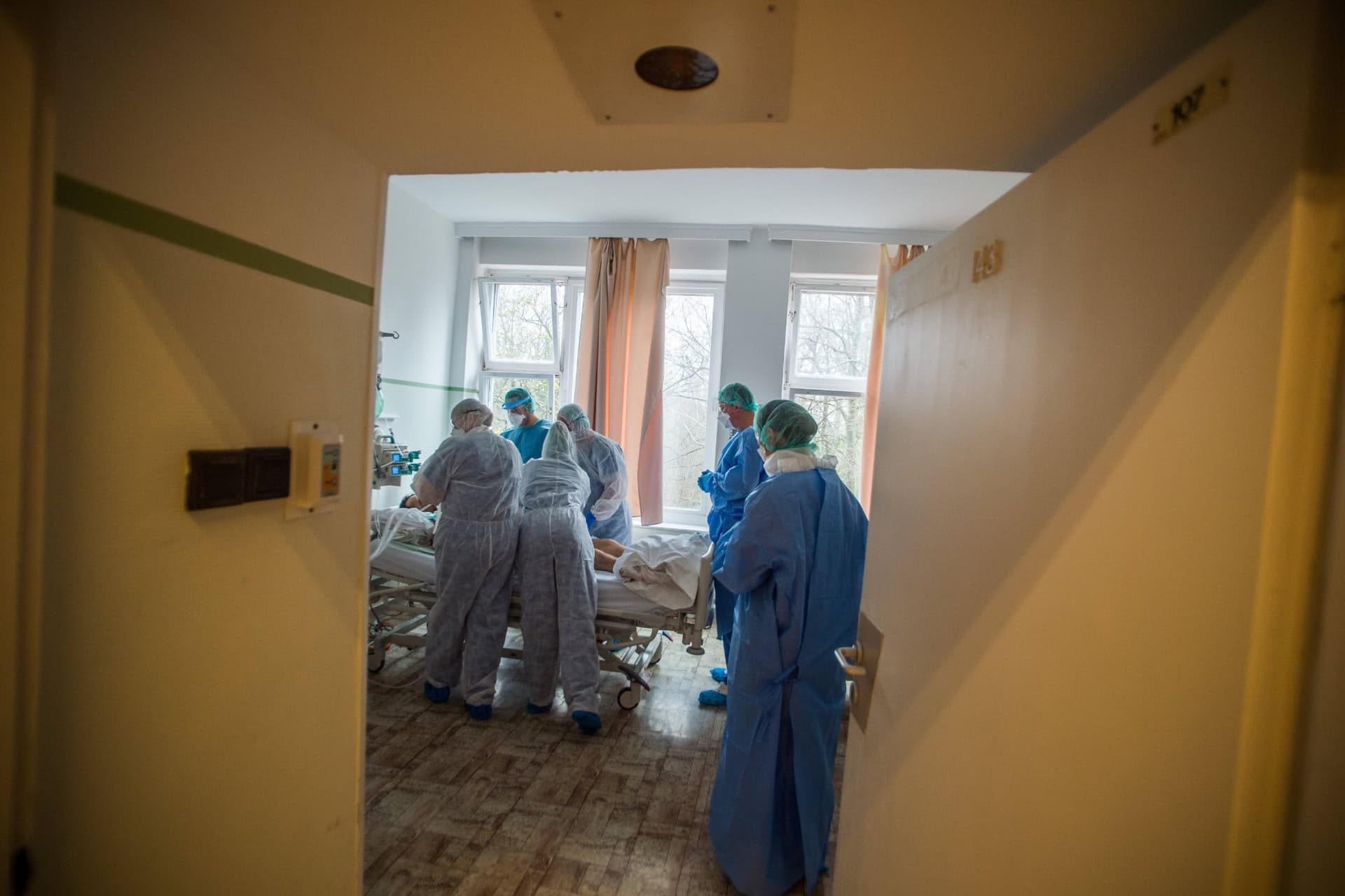 Tizenketten meghaltak, 950-nel nőtt a fertőzöttek száma Magyarországon