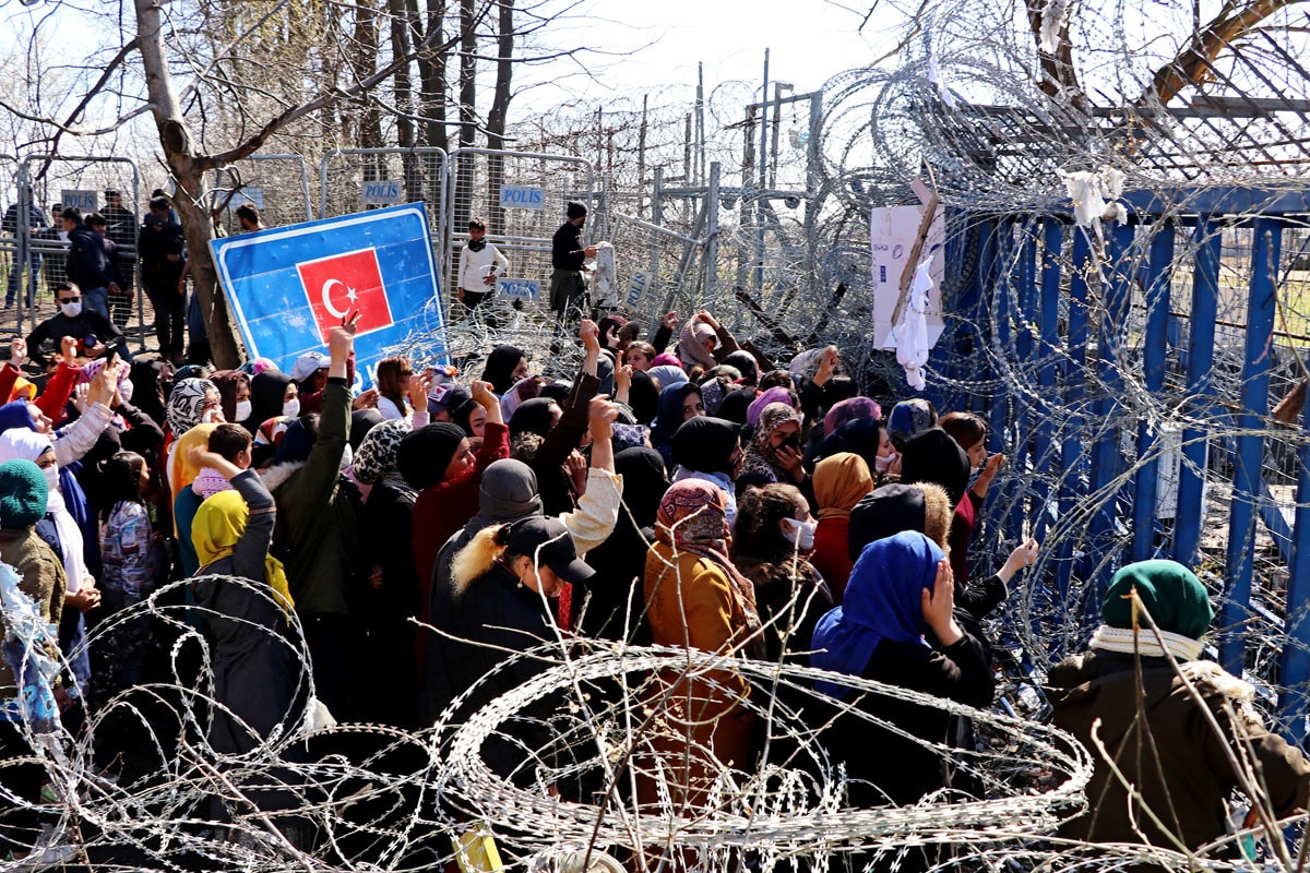 Könnygázt is be kellett vetni a migránsok ellen, akik a görög–török határkerítést ostromolták