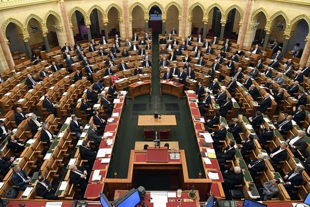 Fidesz: Az ellenzék megint segély osztana és eladósítaná az országot