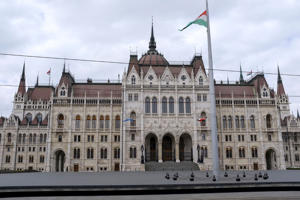 Hétfőn elfogadhatja a koronavírus-törvényt a parlament