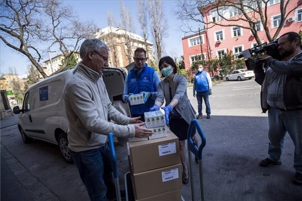 Béres Cseppet kapnak az egészségügyisek és az idősotthonok