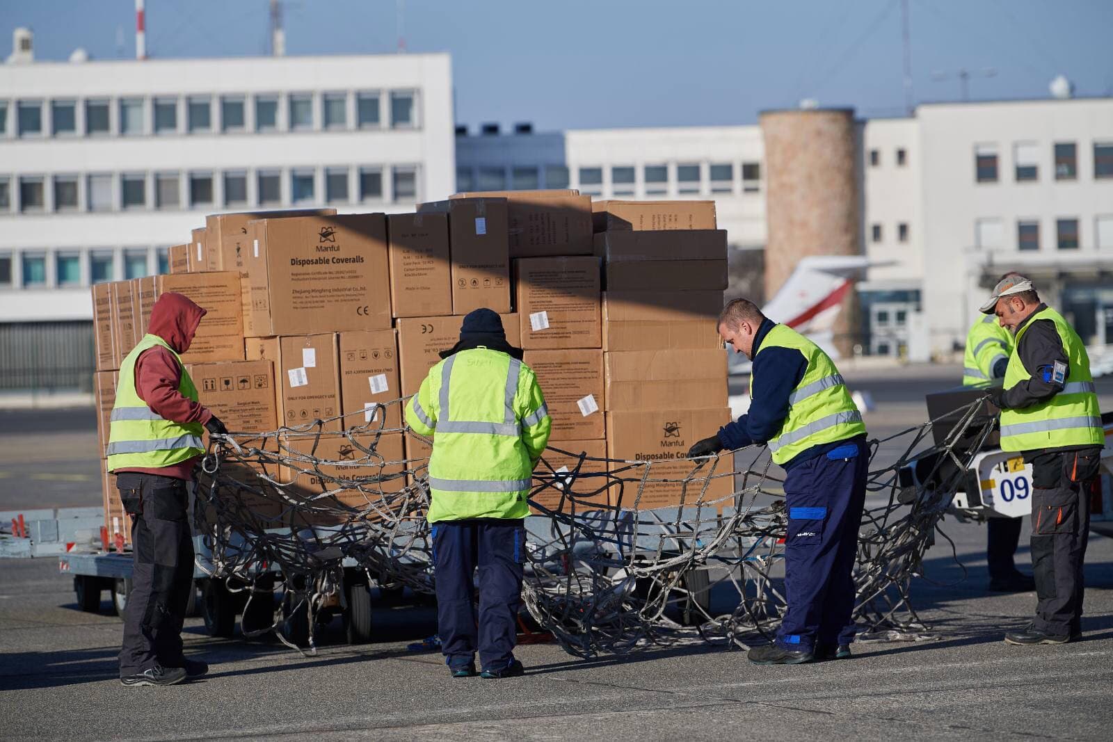 Öt repülőgép szállított újabb védőfelszereléseket Magyarországra