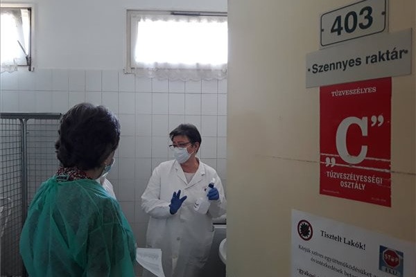 A tisztifőorvos ellátogatott a súlyosan fertőzött Pesti úti idősotthonba