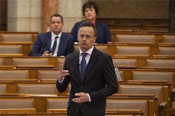 Szijjártó: Több mint 17,5 millió maszk érkezett