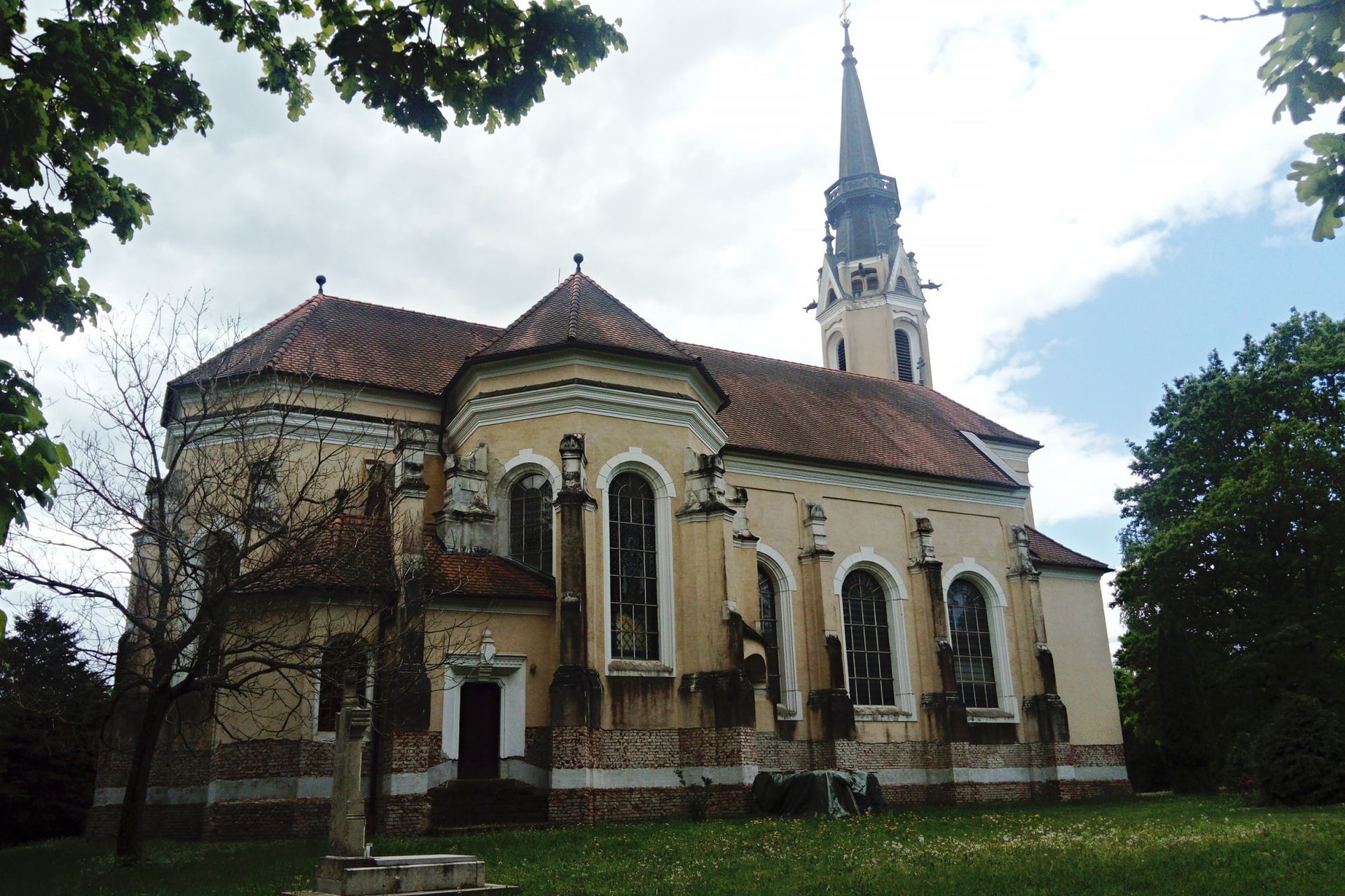 Száz méterre a trianoni határtól