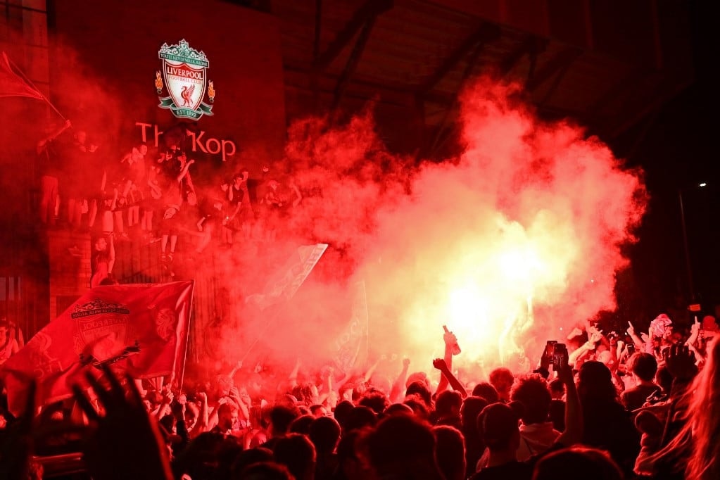Klopp sírva fakadt, görögtüzek gyúltak az Anfield Roadon - Így ünnepelték a Liverpool bajnoki címét