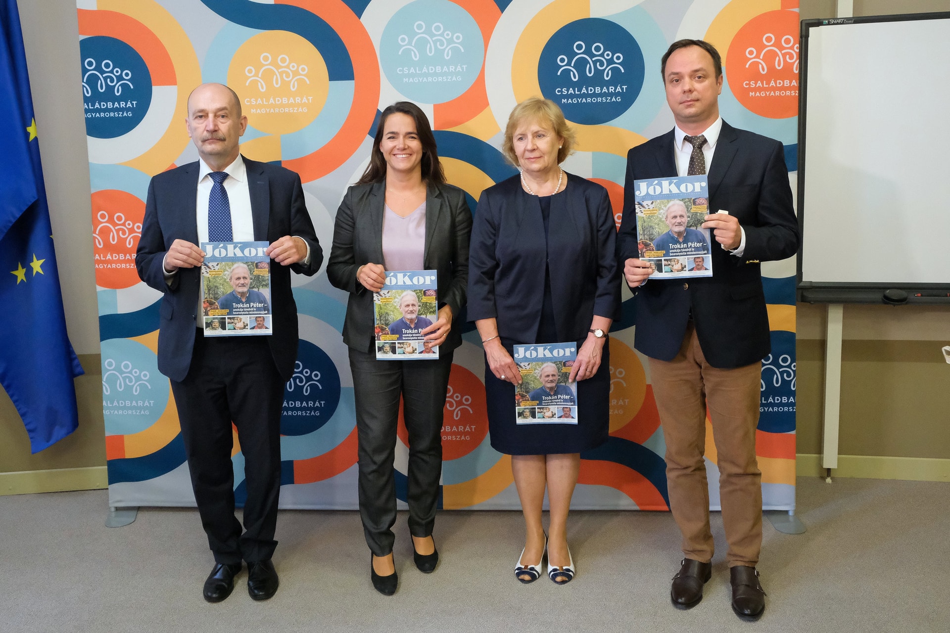 Jókor címmel tájékoztató magazint kapnak a nyugdíjasok